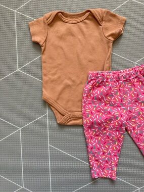 Carters|Baby girl set,Rust Brown short sleeve Onesie & Pink Sprinkle Leggings•••